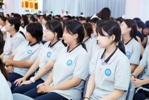以六力承薪火，携家国启新程六力高级中学 2025-2026 学年开学典礼暨教师节献礼圆满举行
