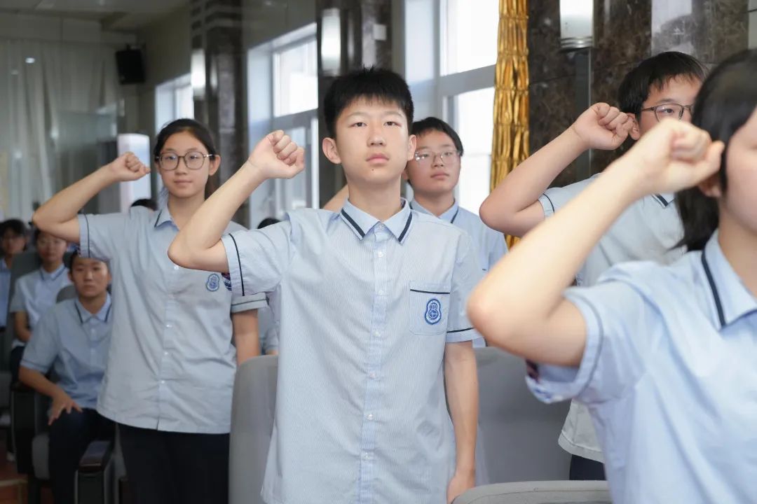 薪火相传担使命，青春逐梦启新程 —— 六力学校初中部入团仪式纪实